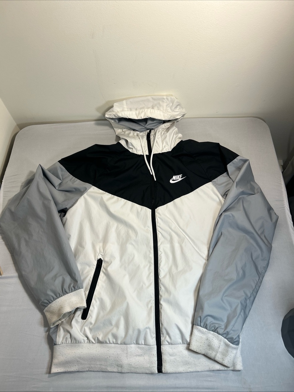 Nike Men’s Windbreaker Jacket in White, Black & Gray